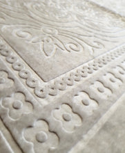 Charger l'image dans la galerie, détail tapis gris clair