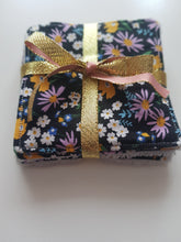 Charger l&#39;image dans la galerie, lot lingettes tissu noir fleuri
